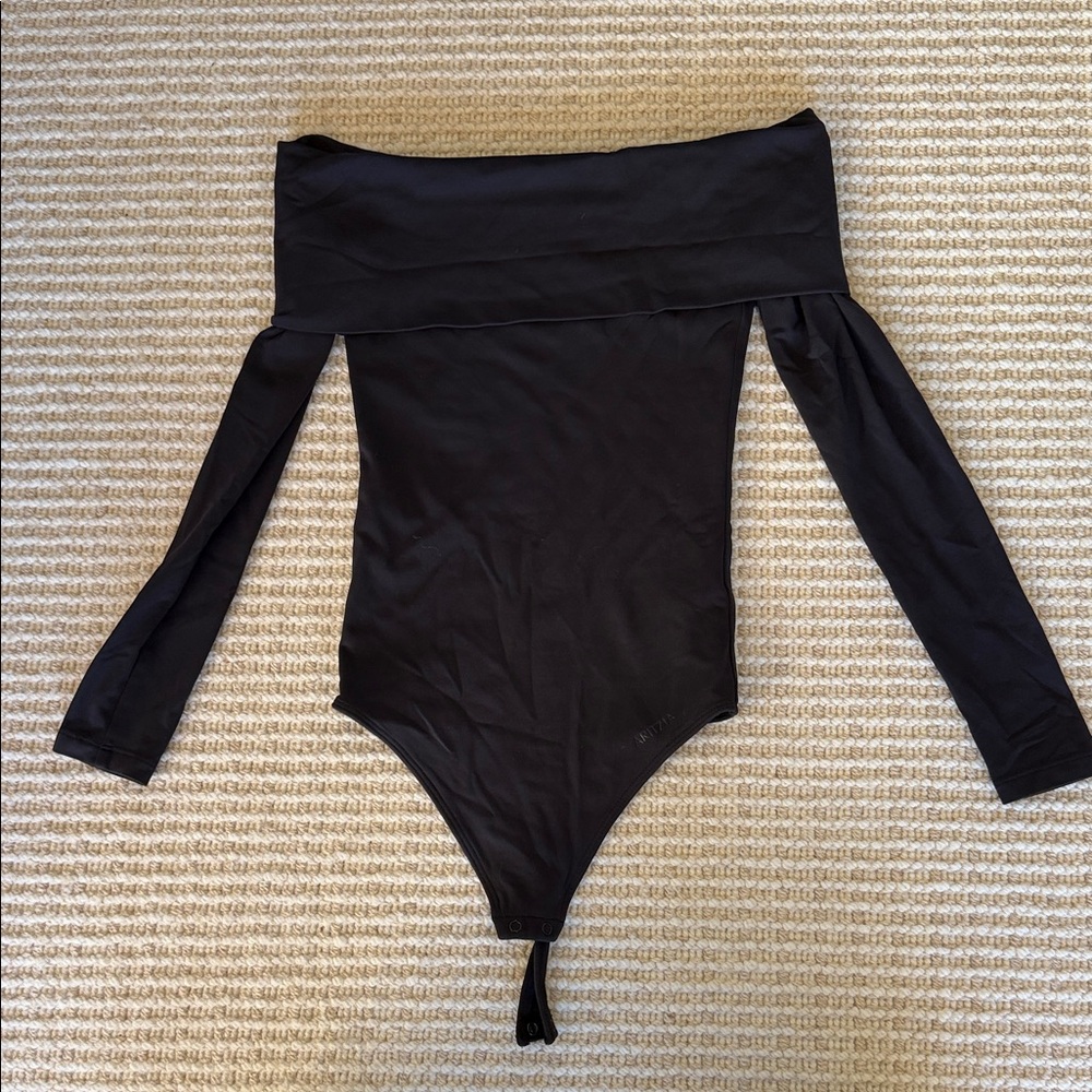 Aritzia Black Off the Shoulder Long Sleeve Bodysuit